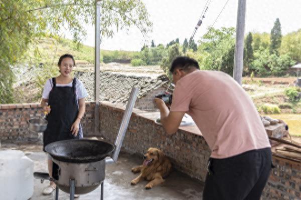 乡村里的“网红”夫妇：与百万粉丝分享生活