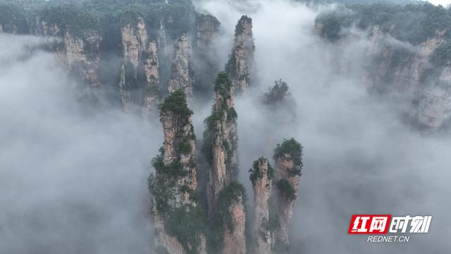 张家界武陵源：百龙天梯云海漫卷