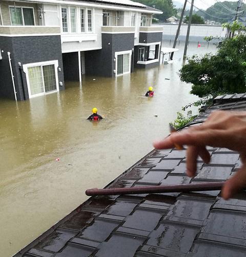 日本九州暴雨肆虐：道路积水没过胸口 2人死亡