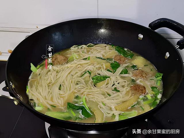 秋凉了，喜欢这碗热乎的皮肚面，有肉有菜汤鲜味美，早餐首选