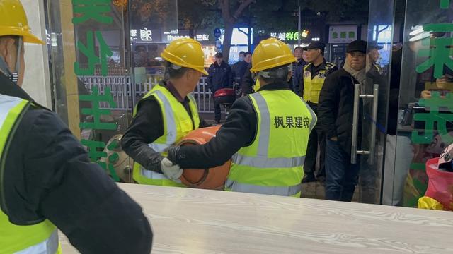 直击：上海沿街商铺“内有乾坤”，做饭住宿隐患重重！安全底线要守牢