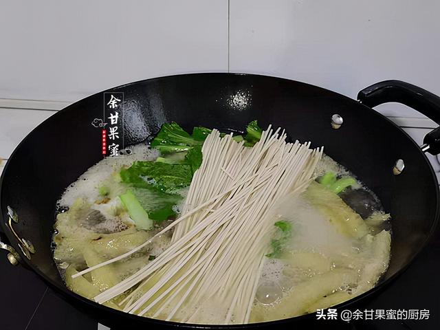 秋凉了，喜欢这碗热乎的皮肚面，有肉有菜汤鲜味美，早餐首选