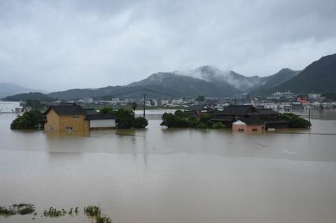 日本九州暴雨肆虐：道路积水没过胸口 2人死亡