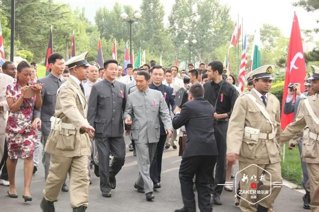 他是哈尔滨人！71次饰演周总理，连酒窝都一模一样