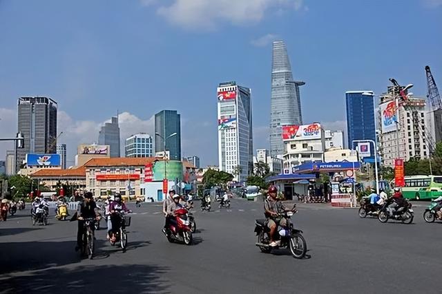 越南首富潘日旺在乌克兰改变人生命运，开餐馆起步，卖方便面发迹