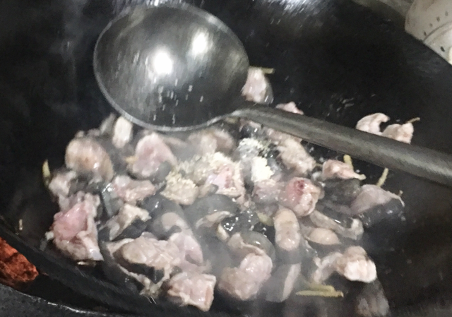 可食用娃娃鱼怎么烹制才肉嫩味美，回味无穷呢？大厨教你一招！