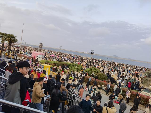 昨晚，2万人奔赴上海金山海边看烟花，现场震撼！5月4日晚还有一场演出……