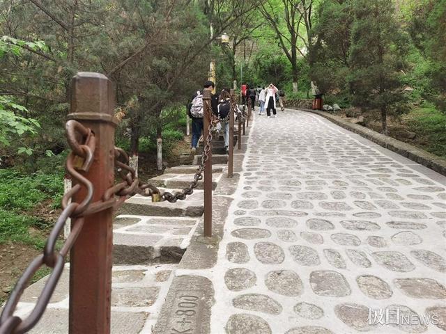 肩挑背扛送货上山，行走于绝壁峭崖之间，西岳华山仍有30多名挑山夫