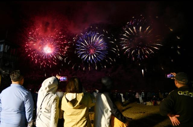 昨晚，2万人奔赴上海金山海边看烟花，现场震撼！5月4日晚还有一场演出……