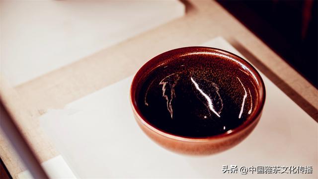 沏一杯清茗，独品三江春水