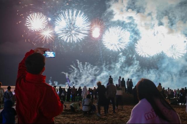 昨晚，2万人奔赴上海金山海边看烟花，现场震撼！5月4日晚还有一场演出……