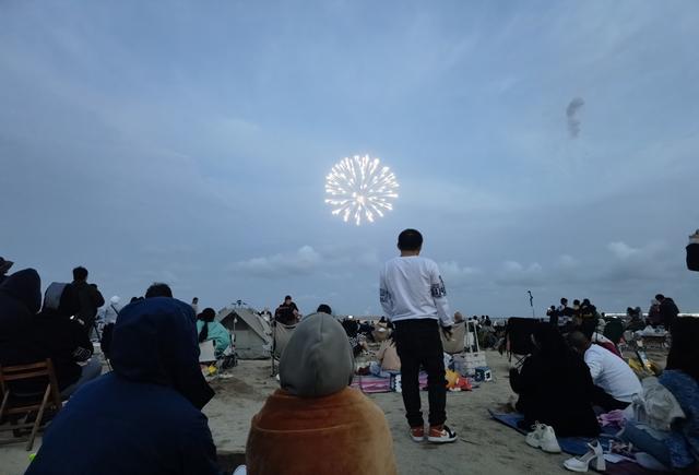 昨晚，2万人奔赴上海金山海边看烟花，现场震撼！5月4日晚还有一场演出……