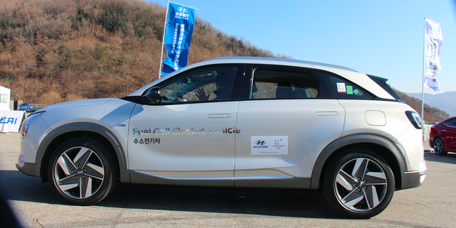 试驾现代氢燃料电池车NEXO：一台车用56克铂金，3分钟加满氢能跑600公里