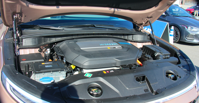 试驾现代氢燃料电池车NEXO：一台车用56克铂金，3分钟加满氢能跑600公里