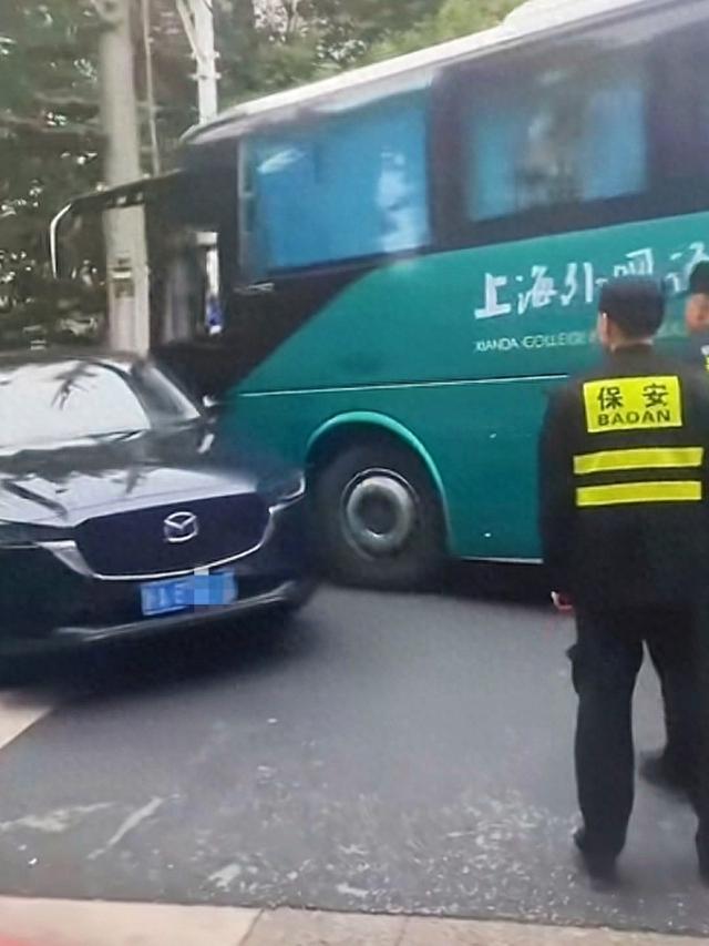 上海一校车当街撞击私家车？当地交警回应：正在调查