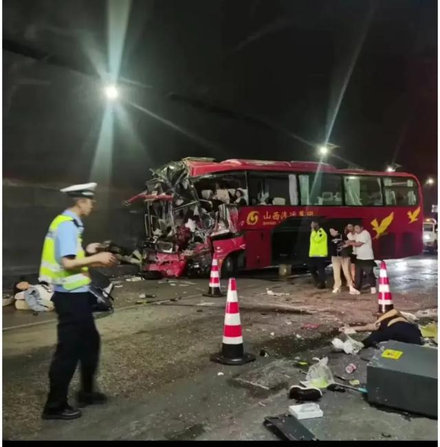 山西沧榆高速隧道内，一辆大巴车撞到墙上，造成5人死亡3人重伤