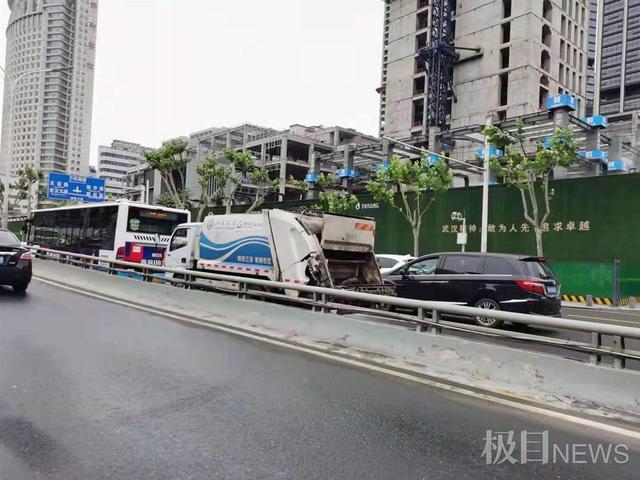 多辆环卫车“跑冒滴漏”，领10余万元罚单