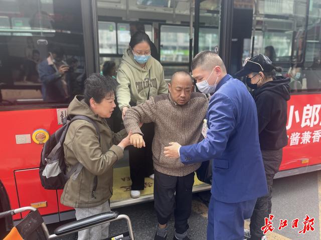 护送儿子就医路上，73岁老母亲记下了每名公交车司机的名字