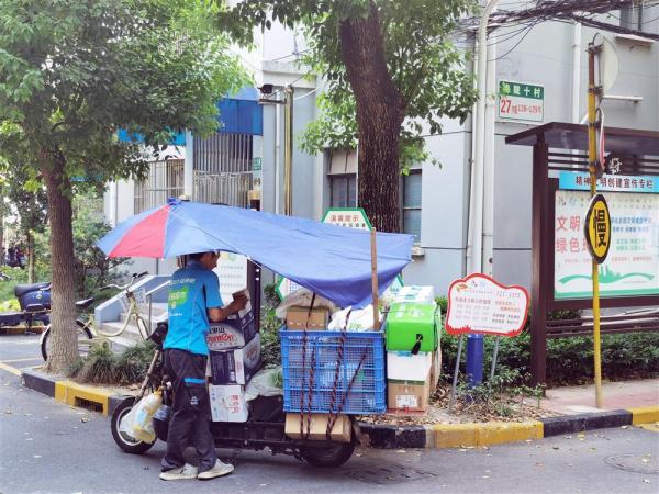 快递之前送上门，现在只放楼道口！市民怪“菜鸟驿站”变懒了，是这样吗？