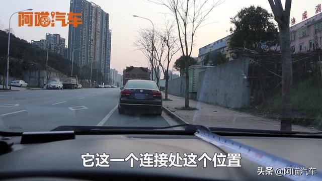 靠边停车总出事？老司机教你看车轮与马路牙子的距离，学会不吃亏