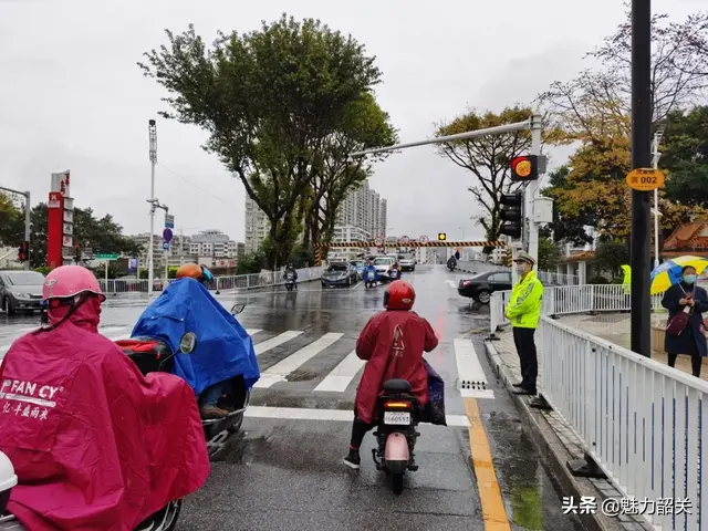 韶关市区风采楼路口交通信号灯试运行期间可右转、直行、左转