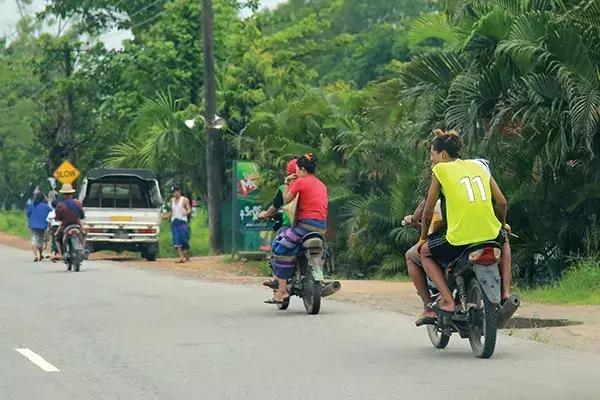 在缅甸，车辆、摩托车不使用合法下发的车牌，均属违法