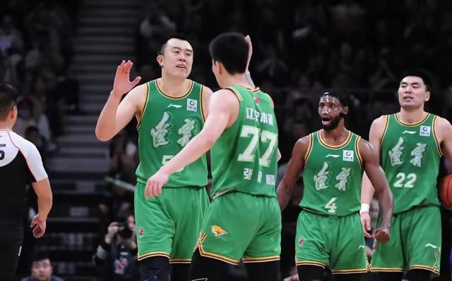 大比分3-0，本场比赛7大不可思议，3个不争事实！辽宁98-91新疆，