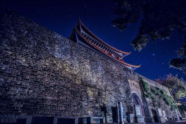 辛弃疾与好友夜游月波楼，写下千古佳作：鲸饮未吞海，剑气已横秋