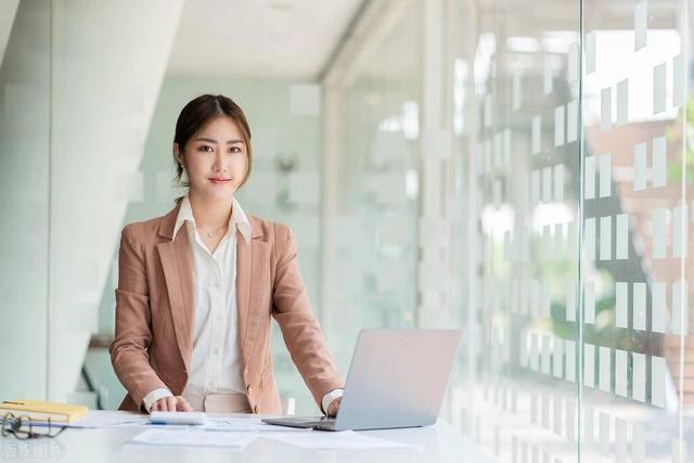 已婚男人，给婚外女人车房，你以为是爱。真相，很扎心也很现实