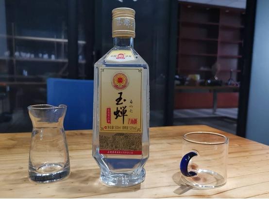 茅台酒瓶上的红飘带有啥作用？行家：内藏玄机！别再不知道闹笑话