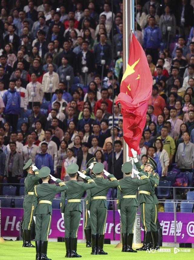 多图直击：杭州亚运会正式闭幕，数字火炬人比心告别