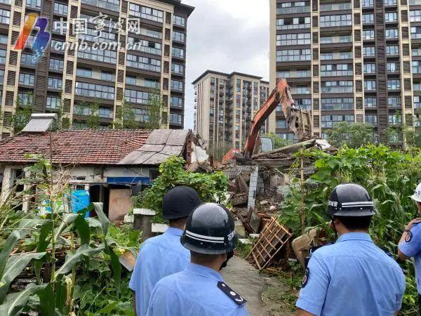 拖了七八年一直未签约搬迁，海曙石碶街道依法强制腾空7栋老旧房屋