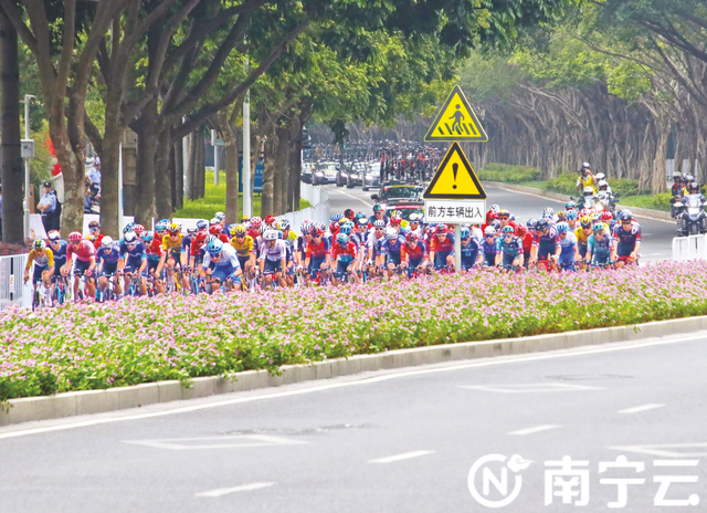 环广西南宁城市赛段展开激烈争夺 车手纷纷表示赛道设计有挑战 南宁风光令人赞