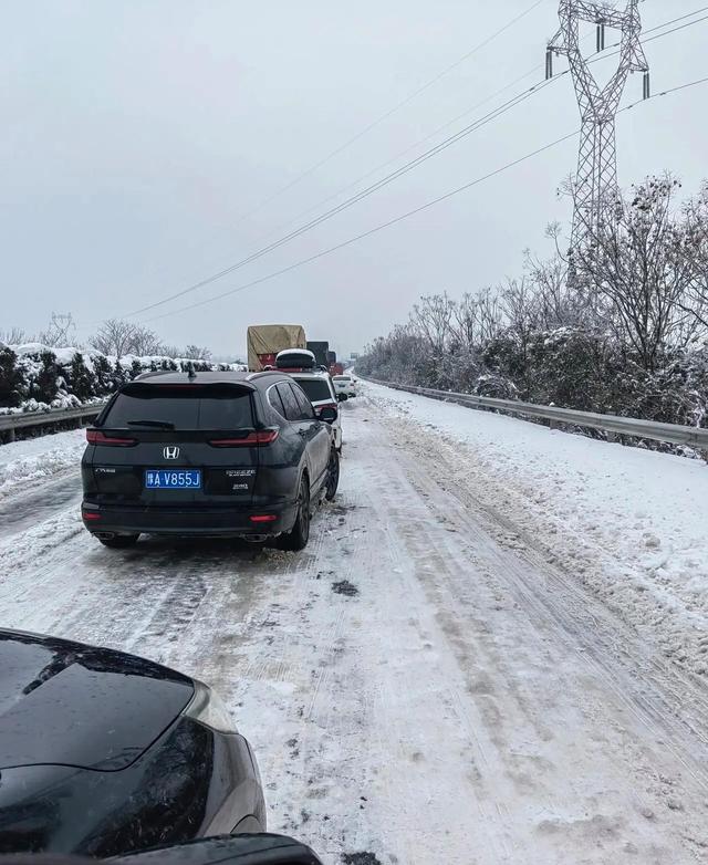 湖北高速8大堵车出炉，有人被堵36小时煮雪水喝：春节回家很心酸