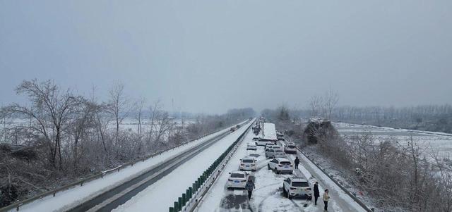 湖北高速8大堵车出炉，有人被堵36小时煮雪水喝：春节回家很心酸