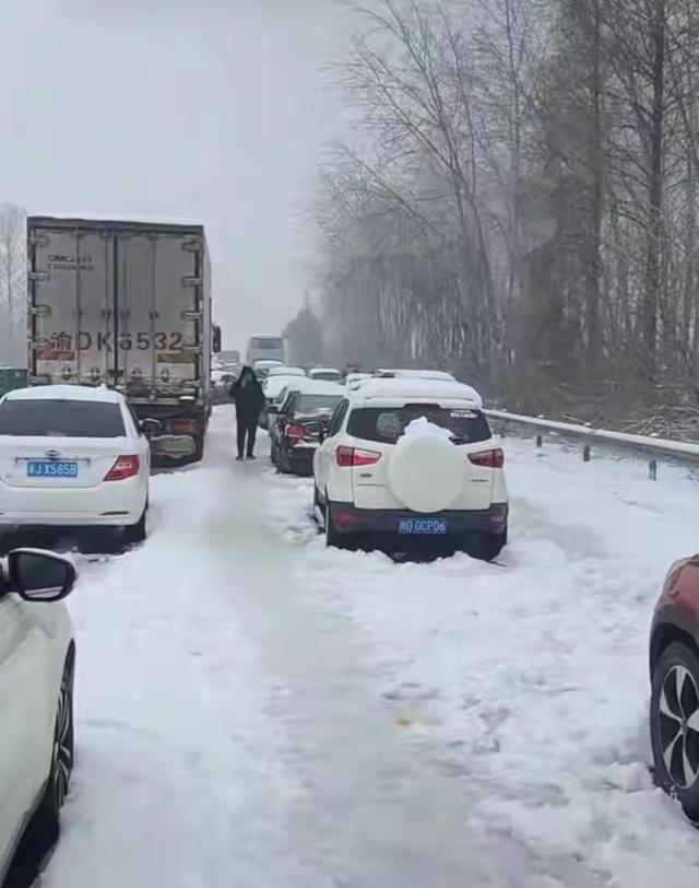 湖北高速8大堵车出炉，有人被堵36小时煮雪水喝：春节回家很心酸