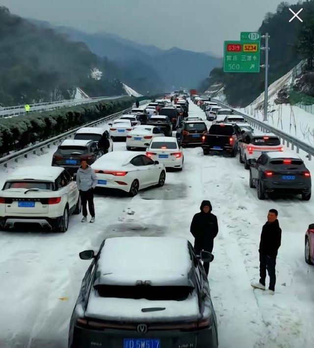 湖北高速8大堵车出炉，有人被堵36小时煮雪水喝：春节回家很心酸