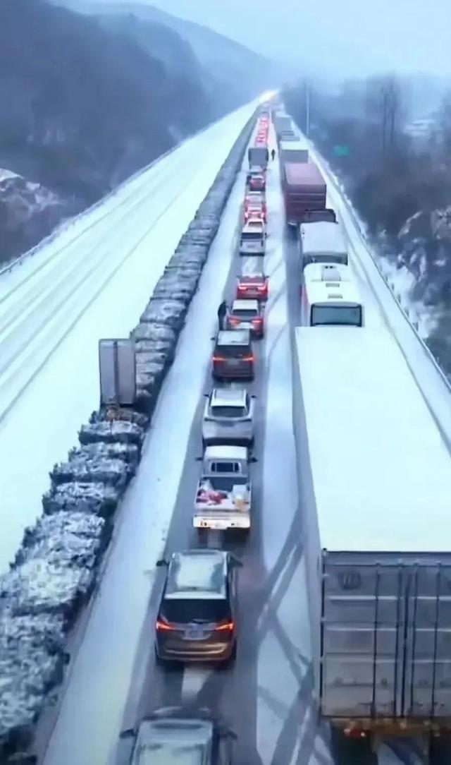 湖北高速8大堵车出炉，有人被堵36小时煮雪水喝：春节回家很心酸