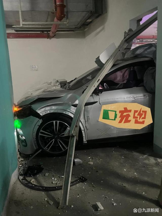 “一脚油门直接干到墙上”！武汉一汽车体验店试驾车撞穿墙体